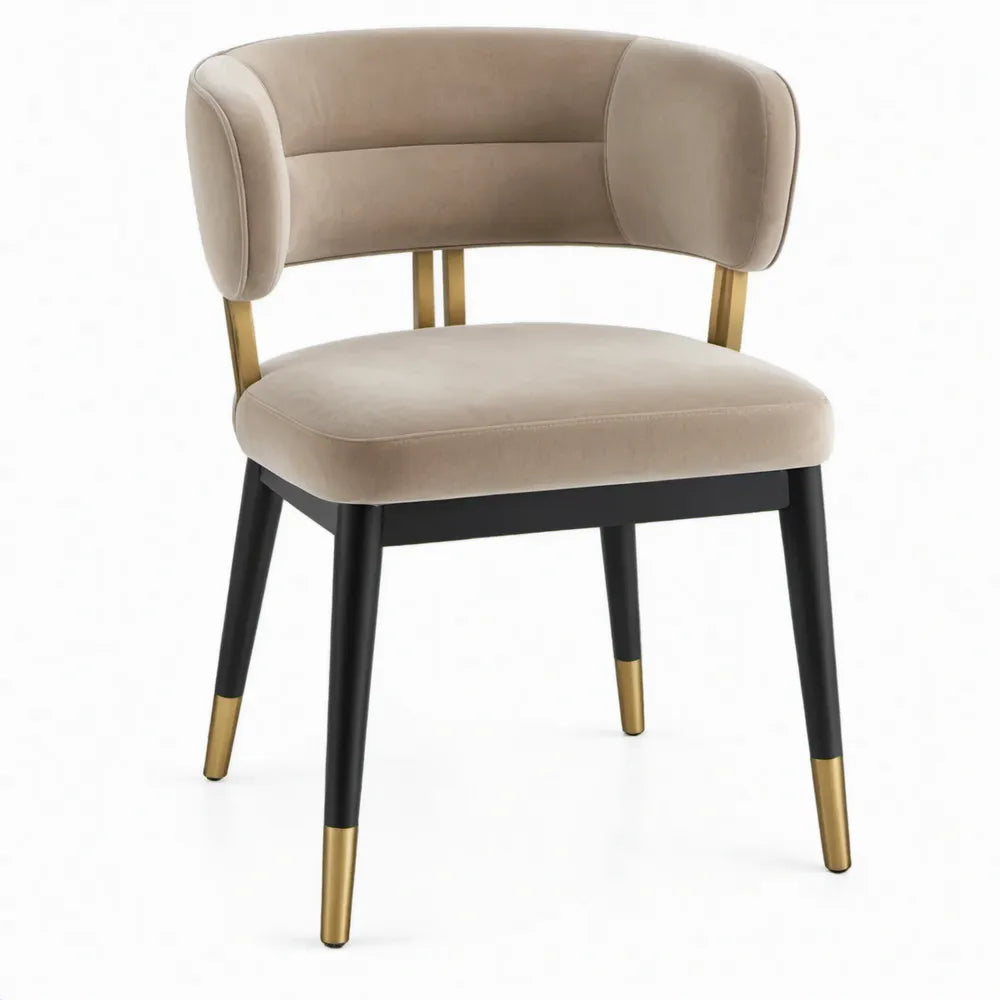 Beige fluwelen eetkamerstoel met armleuningen en zwart-gouden poten, 58 x 60 x 78 cm
